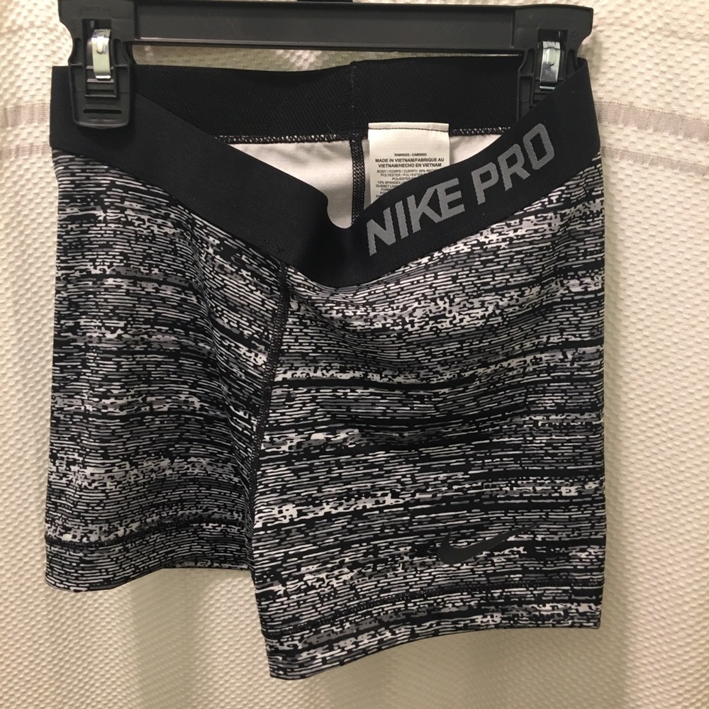 Women’s Nike pro shorts like new size small
